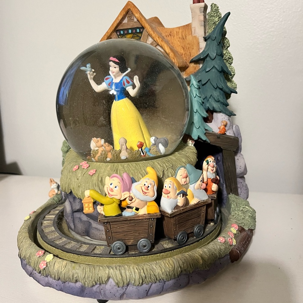 Snow White and the seven dwarfs snow globe